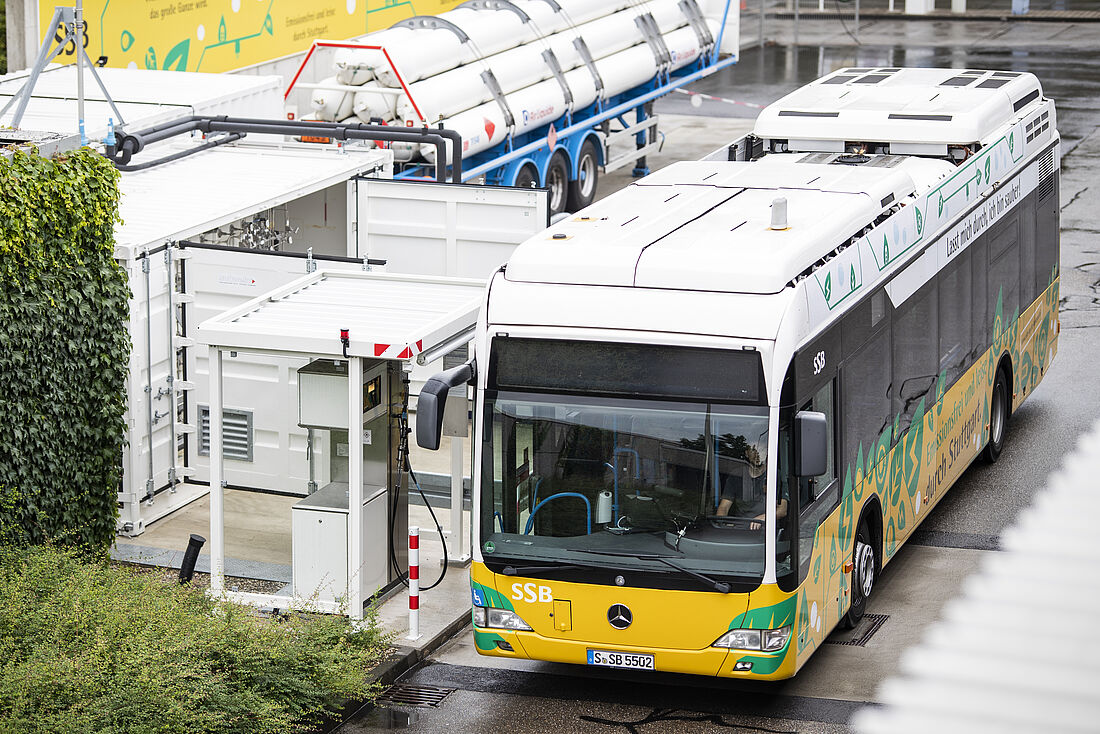 Zu sehen ist ein Brennstoffzellen-Bus der SSB, der an einer Wasserstofftankstelle parkt