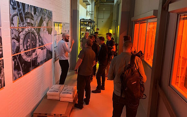 Auf dem Bild sind Besucher des InnovationLab Heidelberg zu sehen, die eine Ausstellung besuchten.