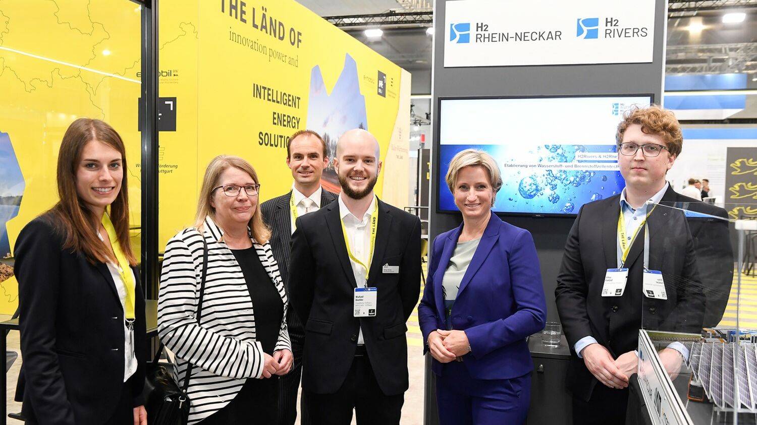 Personen auf dem Stand von H2Rhein-Neckar und H2Rivers auf der Hannover Messe v.l.n.r.: Carolin Junk (KIT ITIV), Anne Sipiläinen (finnische Botschafterin), Dr. Manuel C. Schaloske (e-mobil BW), Michael Bächler (MRN GmbH), Dr. Nicole Hoffmeister-Kraut (Wirtschaftsministerin Baden-Württemberg), Vitus Lüntzel (KIT ITIV)