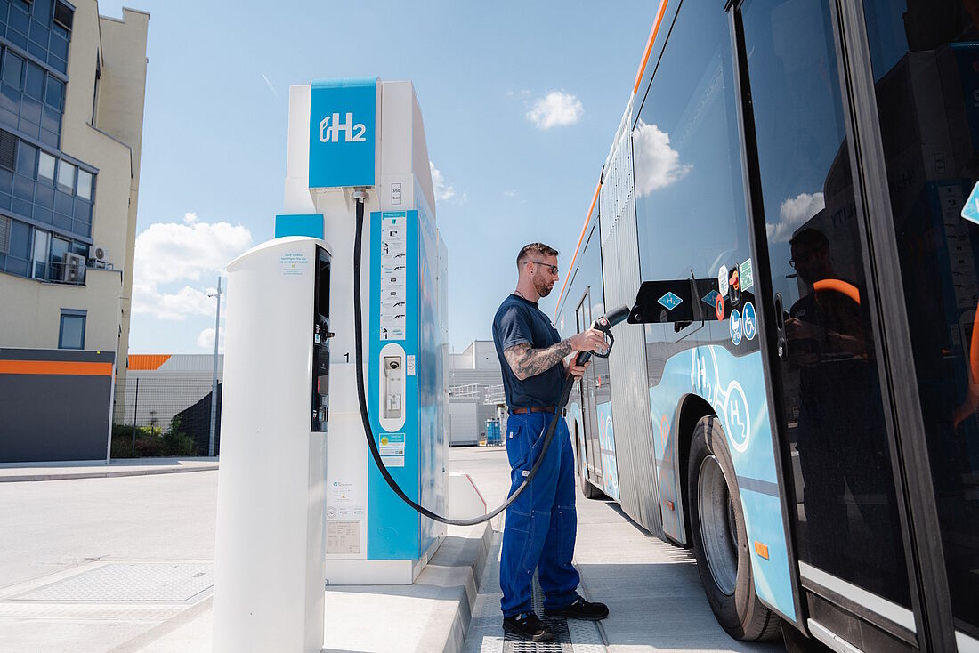 Auf dem Foto wird ein Bus mit Wasserstoff betankt