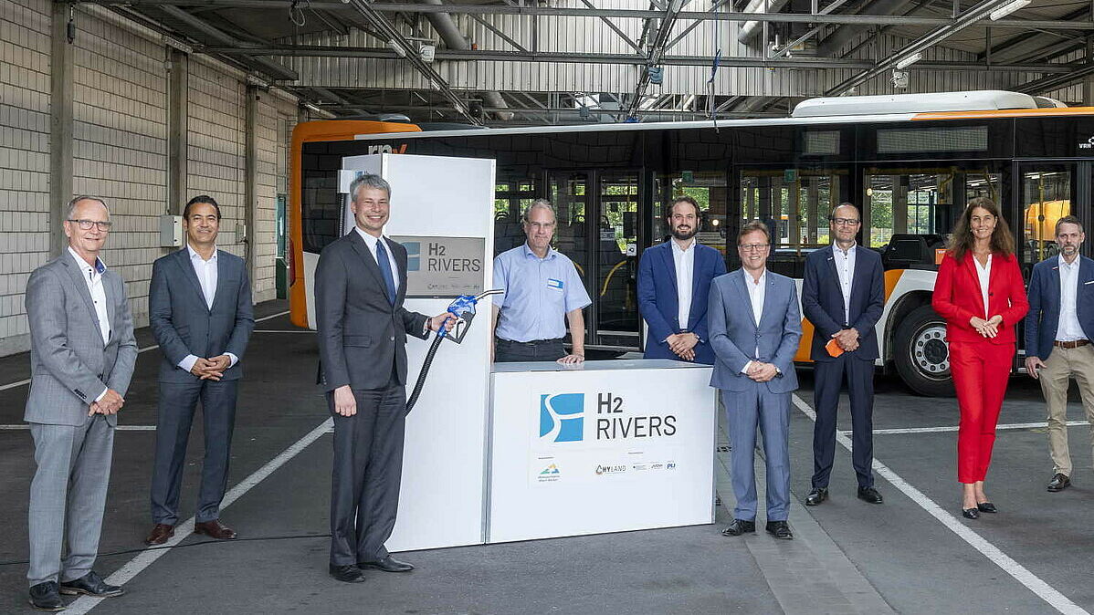 PStS Steffen Bilger (Zapfsäule links) übergab die Förderbescheide des Bundesverkehrsministeriums an die H2Rivers-Konsortialpartner im Juni 2021.