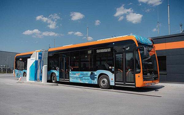 Zu sehen ist ein Gelenkbus der rnv mit Brennstoffzellenantrieb an einer Wasserstofftankstelle