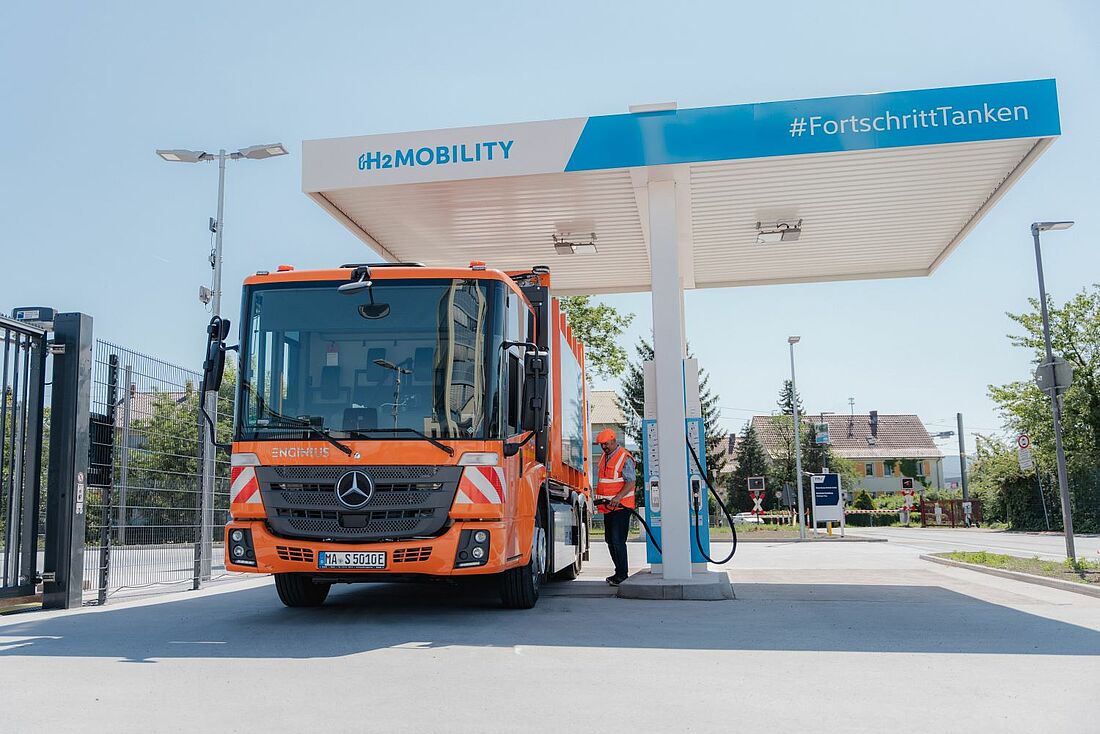 Ein Abfallsammelfahrzeug steht an einer Wasserstofftankstelle