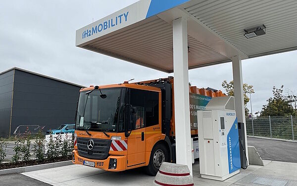 Ein Brennstoffzellen-Abfallsammelfahrzeug steht an einer H2-Tankstelle