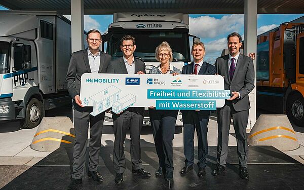 v.l.n.r.: Martin Jüngel, Geschäftsführer und CFO, H2 MOBILITY Deutschland, Tilmann Hezel, Senior Vice President Infrastructure am BASF-Standort Ludwigshafen, Doris Wittneben, Bereichsleiterin Zukunftsfelder und Innovationen, MRN GmbH, Sven Halldorn, Abteilungsleiter Grundsatzabteilung des Bundesministeriums für Digitales und Verkehr und Nicolas Meyer, Oberbürgermeister von Frankenthal, Foto: H2 MOBILITY