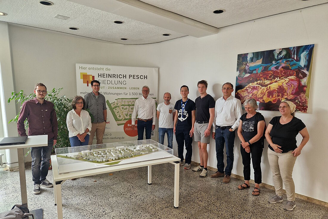 Das Foto zeigt eine Besuchergruppe vor einem Exponat der Heinrich Pesch Siedlung in Ludwigshafen