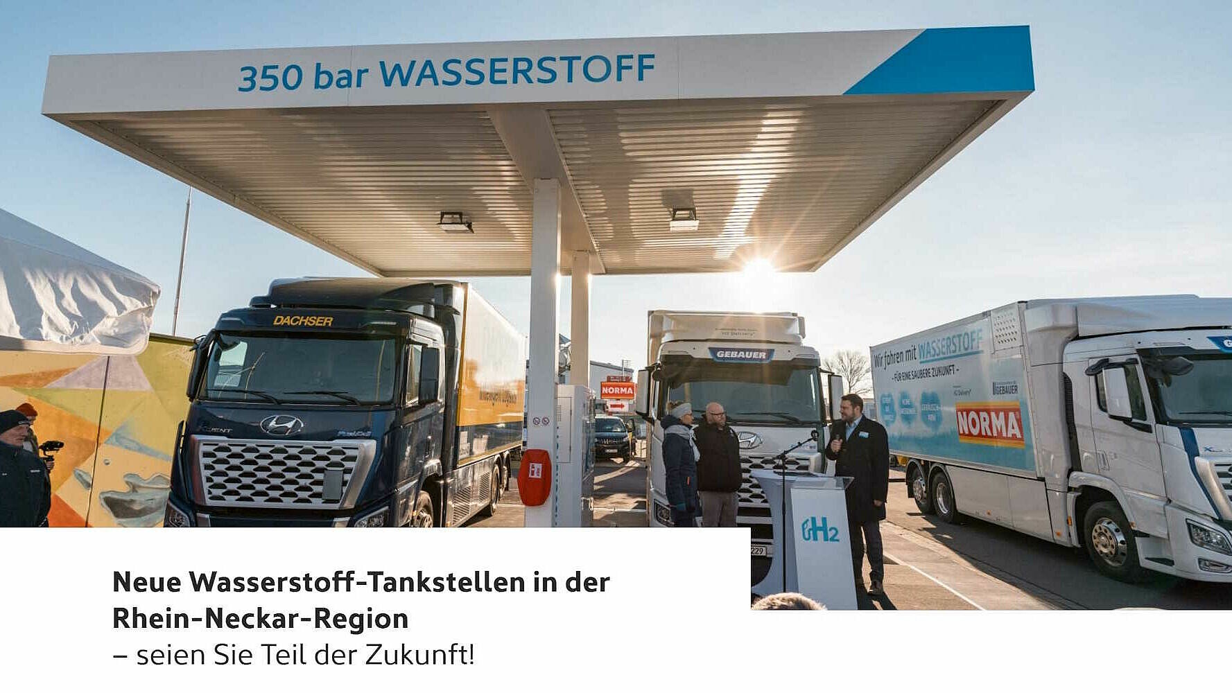 Zu sehen sind LKW, die an einer Wasserstofftankstelle stehen