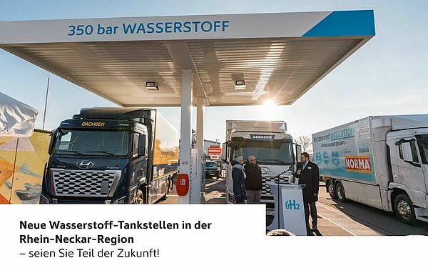 Zu sehen sind LKW, die an einer Wasserstofftankstelle stehen