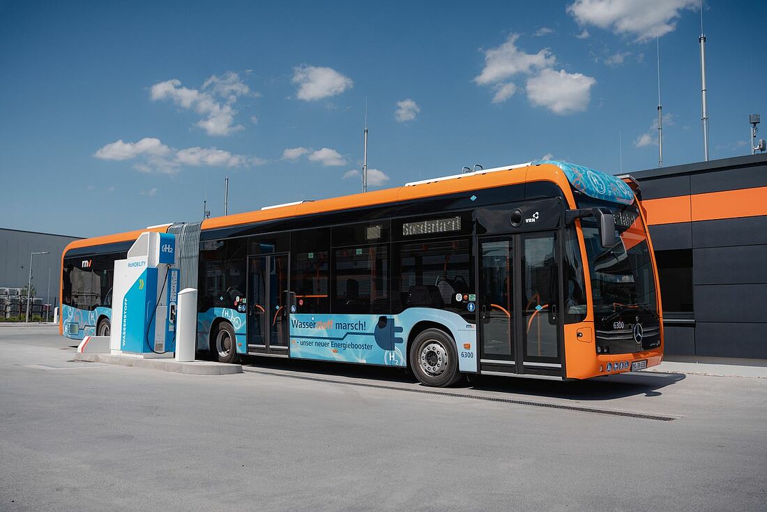 Ein Brennstoffzellen-Gelenk-Bus steht an einer Wasserstofftankstelle