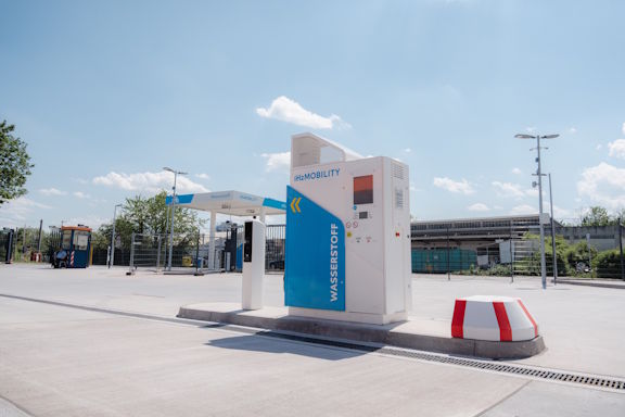 Zu sehen ist ein Dispenser einer Wasserstofftankstelle von H2 Mobility